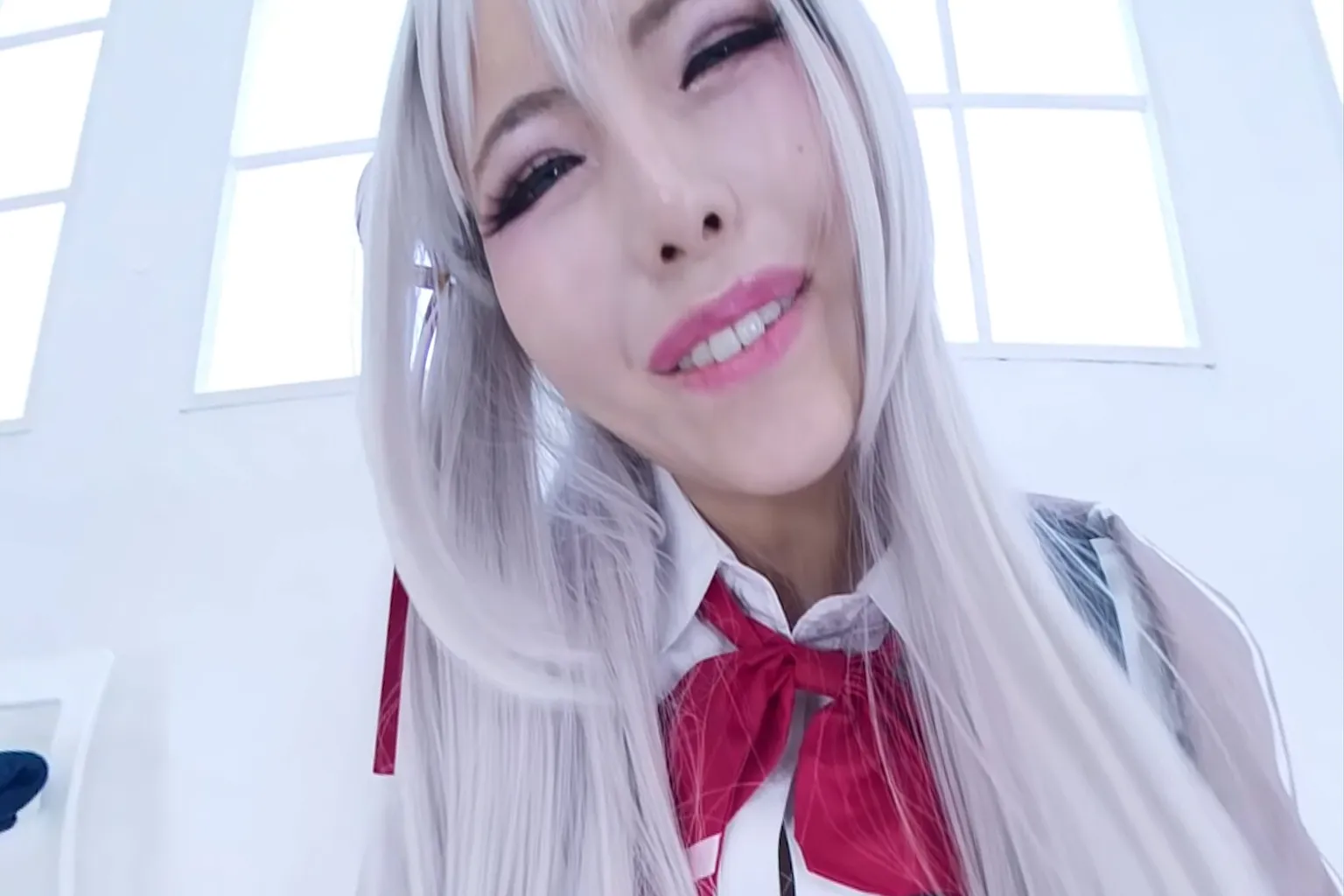 Gros plan d’une femme en cosplay aux cheveux blancs dans une vidéo VR