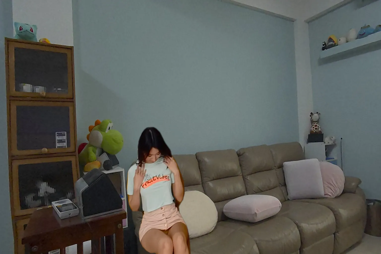 Femme assise sur un canapé dans une scène VR en mode passthrough
