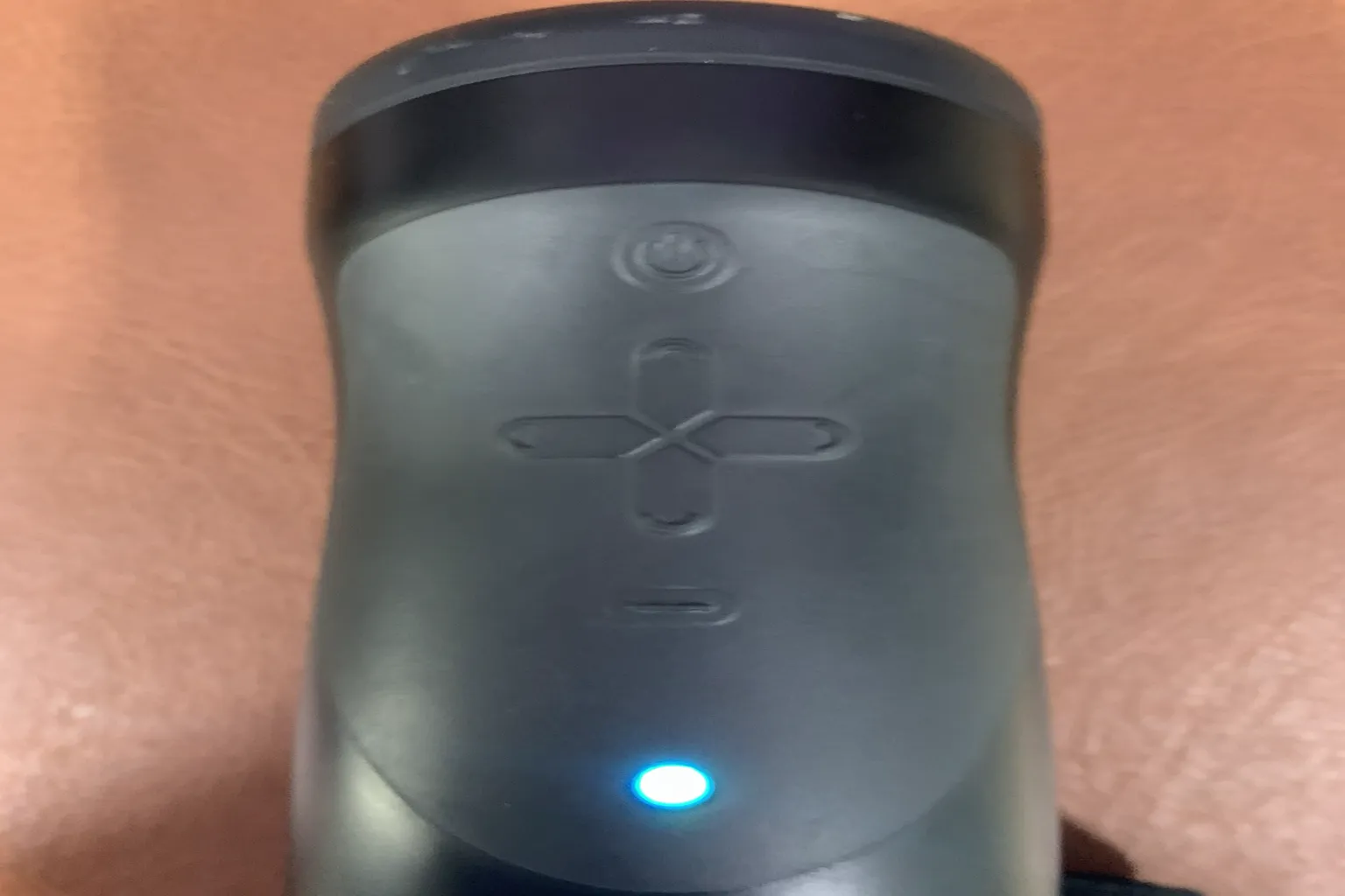 The Handy allumé avec un voyant cyan indiquant un autre mode Bluetooth.