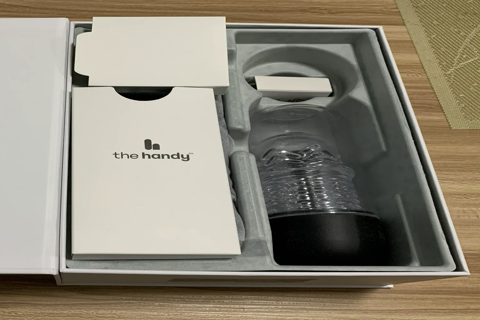 Boîte du The Handy 2 Pro ouverte, montrant l’appareil et les accessoires encore rangés dans leur emballage.