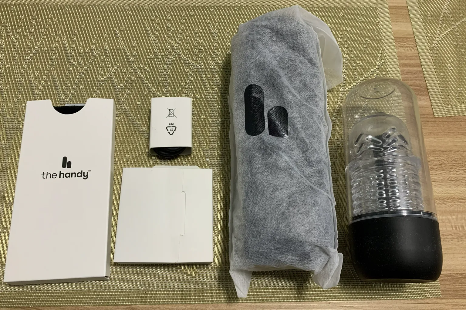Contenu du coffret The Handy 2 Pro partiellement sorti de la boîte, avec l’appareil protégé et ses accessoires.