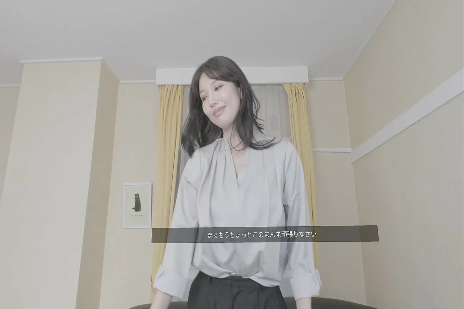 Femme debout dans une scène vidéo VR japonaise avec sous-titres