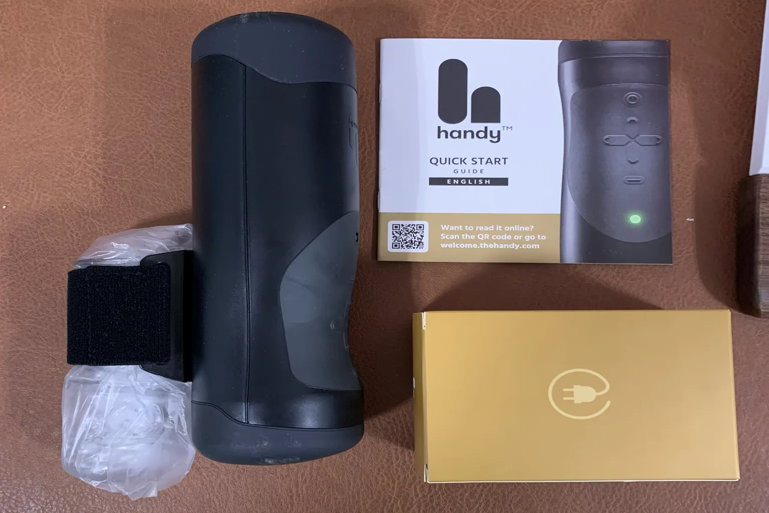 The Handy déballé avec sleeve, guide de démarrage rapide et accessoires fournis