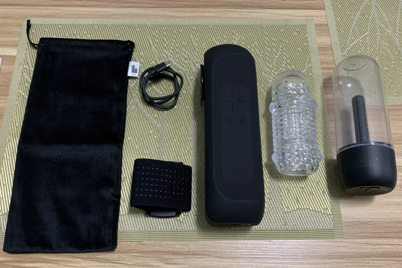 Accessoires du The Handy 2 Pro disposés sur une table, avec l’appareil principal, le câble USB-C, la sangle, l’étui et le manchon TrueGrip.