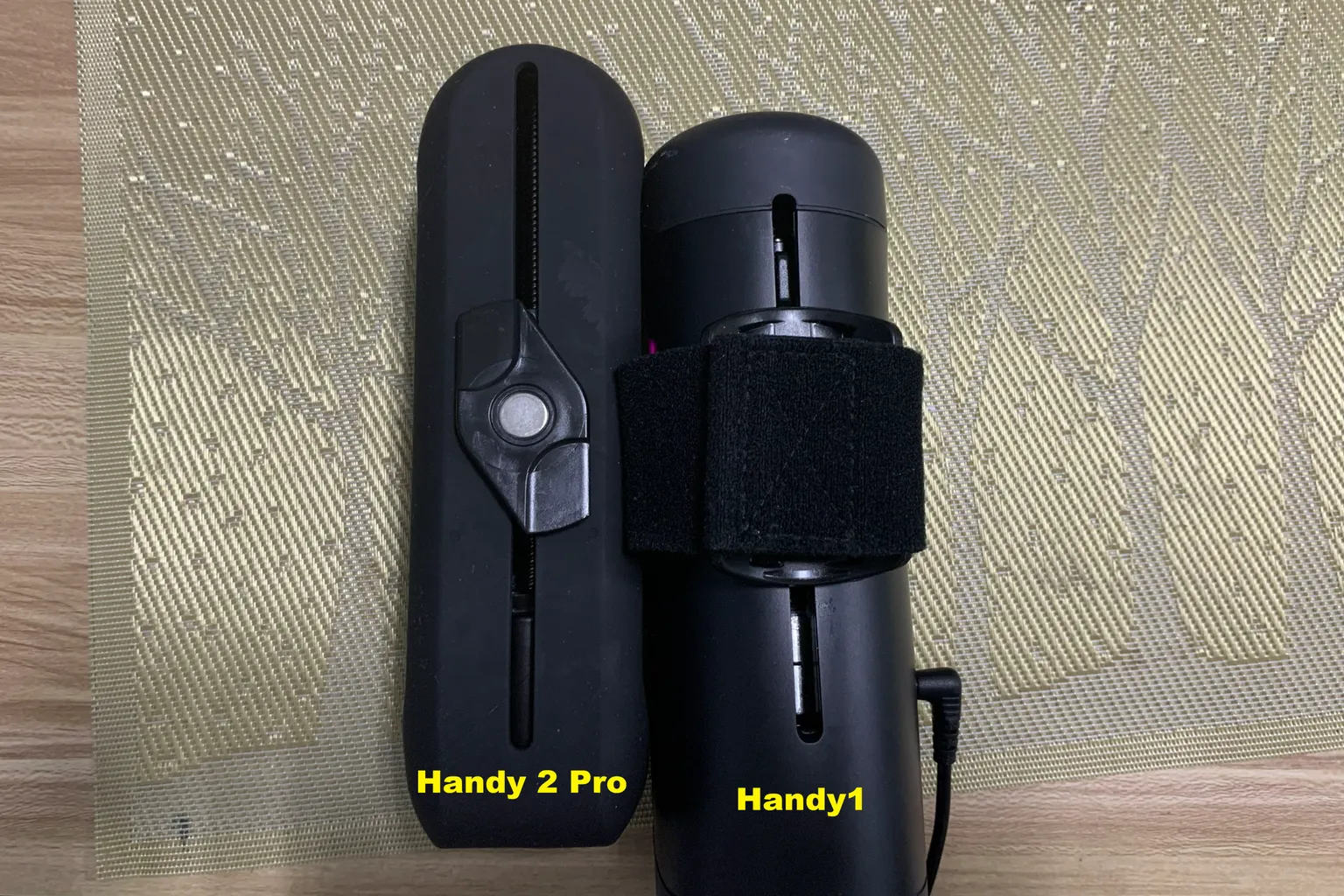 Comparaison du design avant entre The Handy 1 et The Handy 2 Pro avec leurs différences de forme.