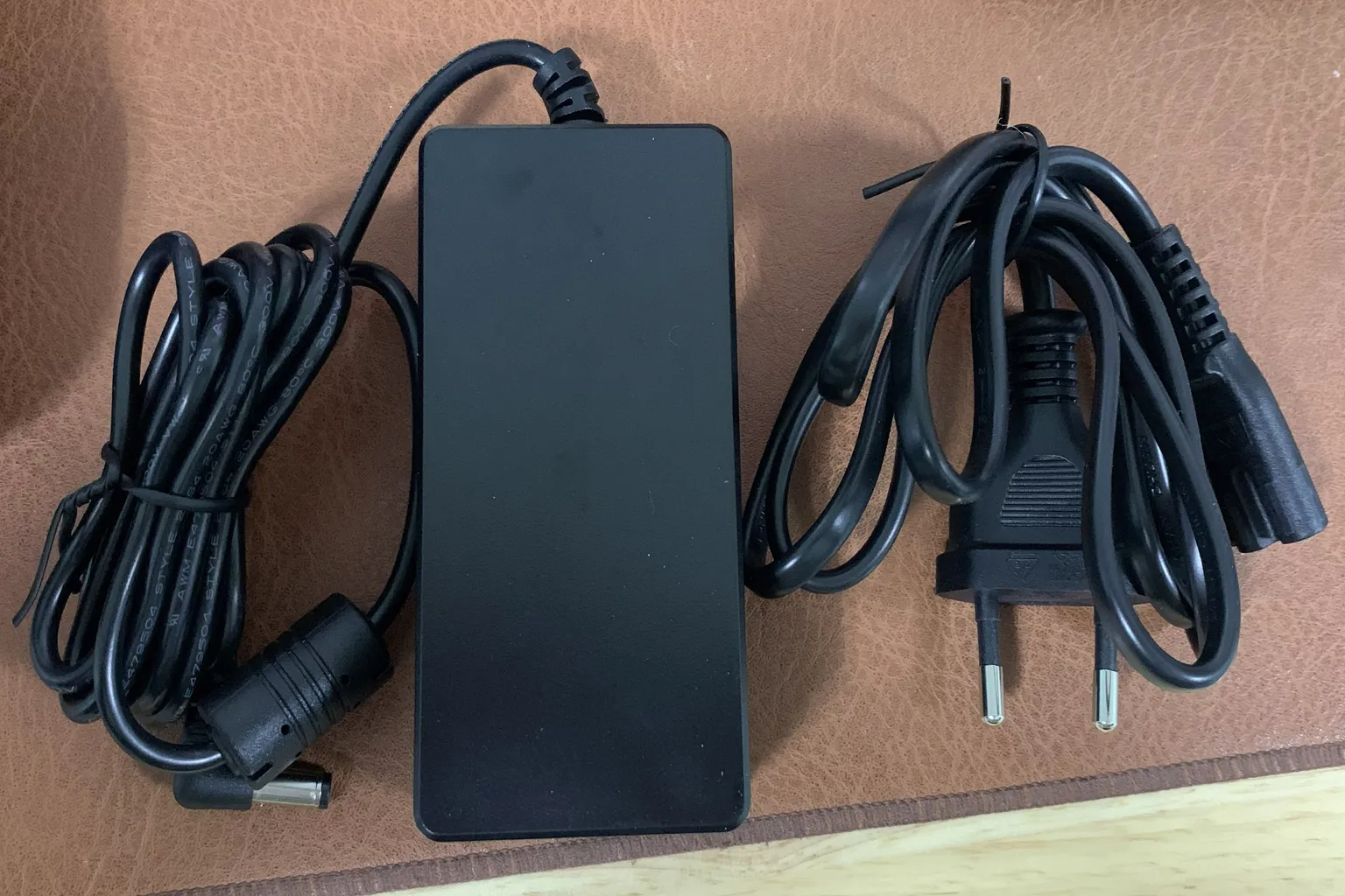 Adaptateur secteur et câble d’alimentation fournis avec The Handy