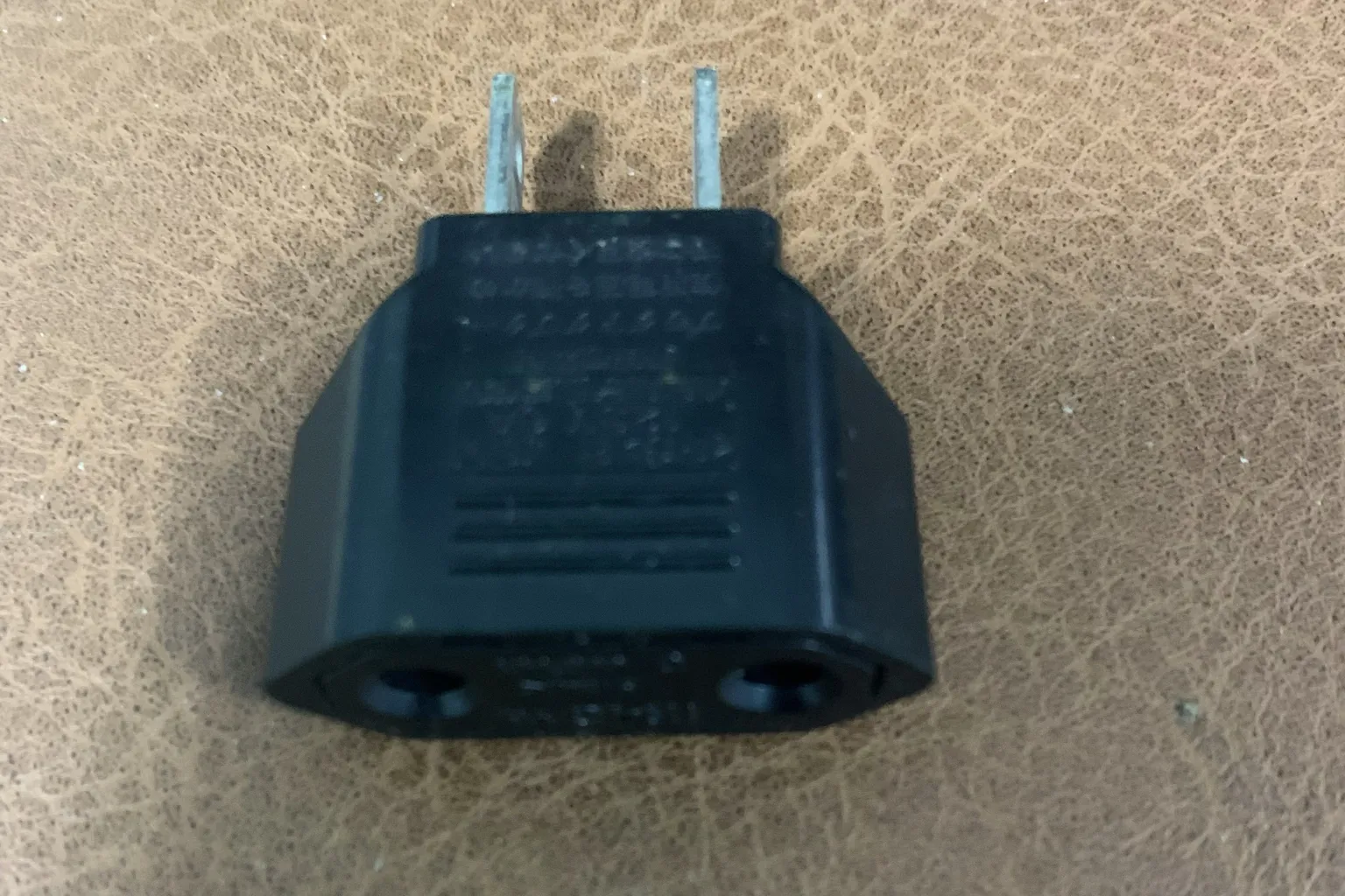 Adaptateur de prise EU vers US utilisé pour brancher The Handy