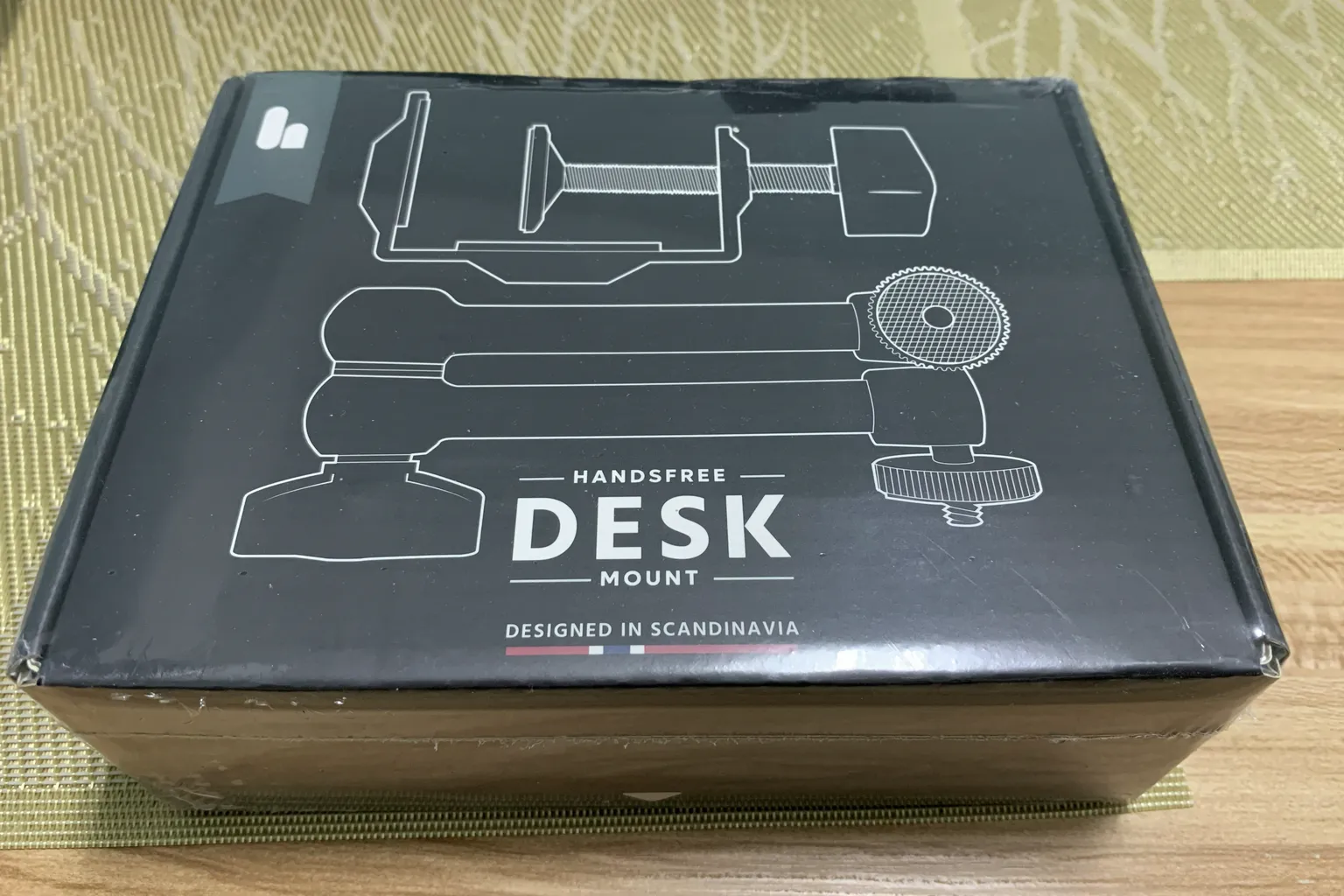 Boîte du Desk Mount Kit – Handsfree pour The Handy, destinée à fixer l’appareil sur un bureau.