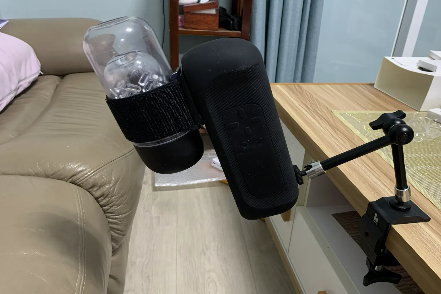 The Handy 2 Pro installé sur le Desk Mount Kit, fixé au bord d’une table pour une utilisation mains libres.