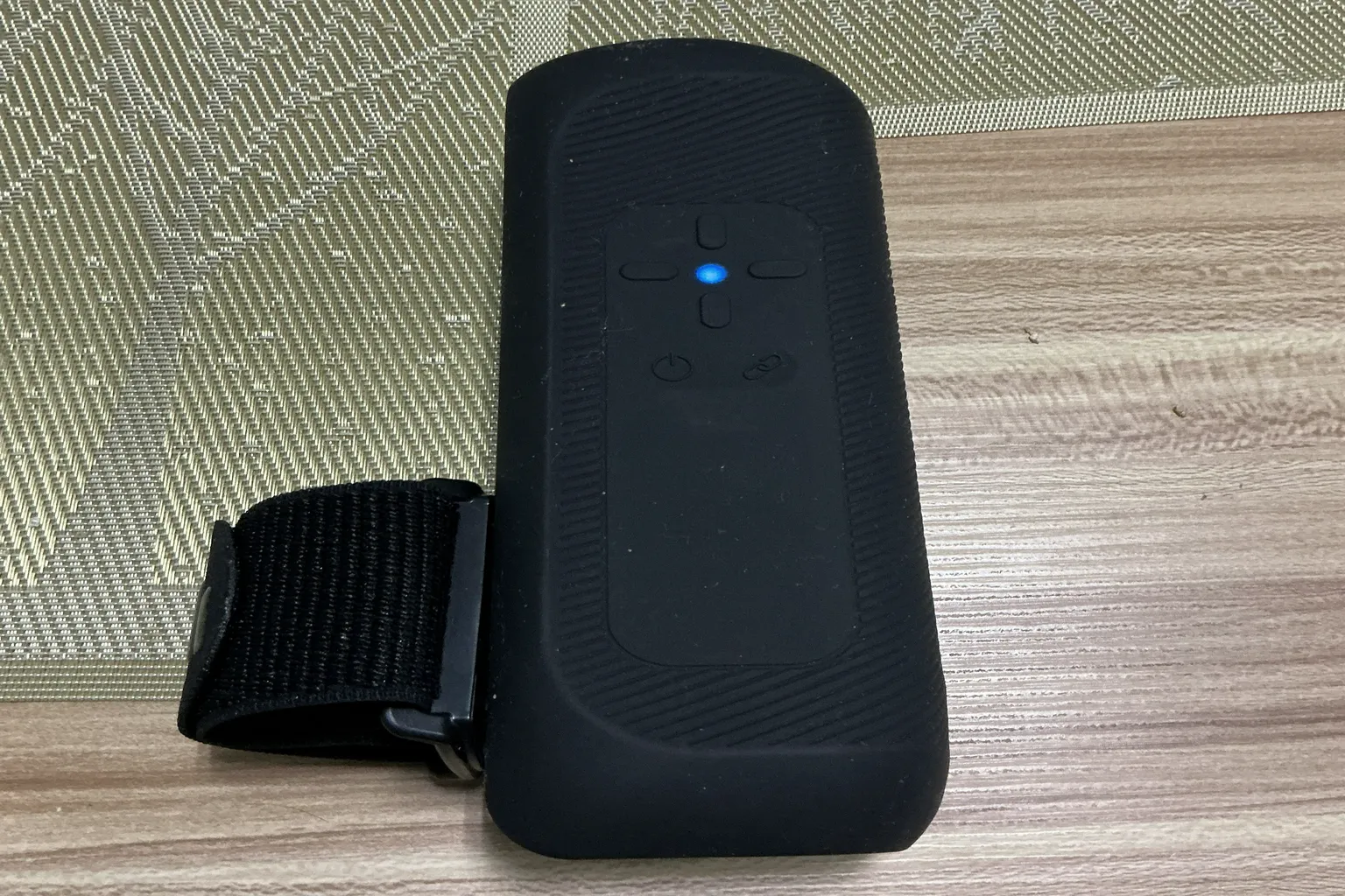 The Handy 2 Pro posé sur une table avec un voyant bleu indiquant la connexion Bluetooth.