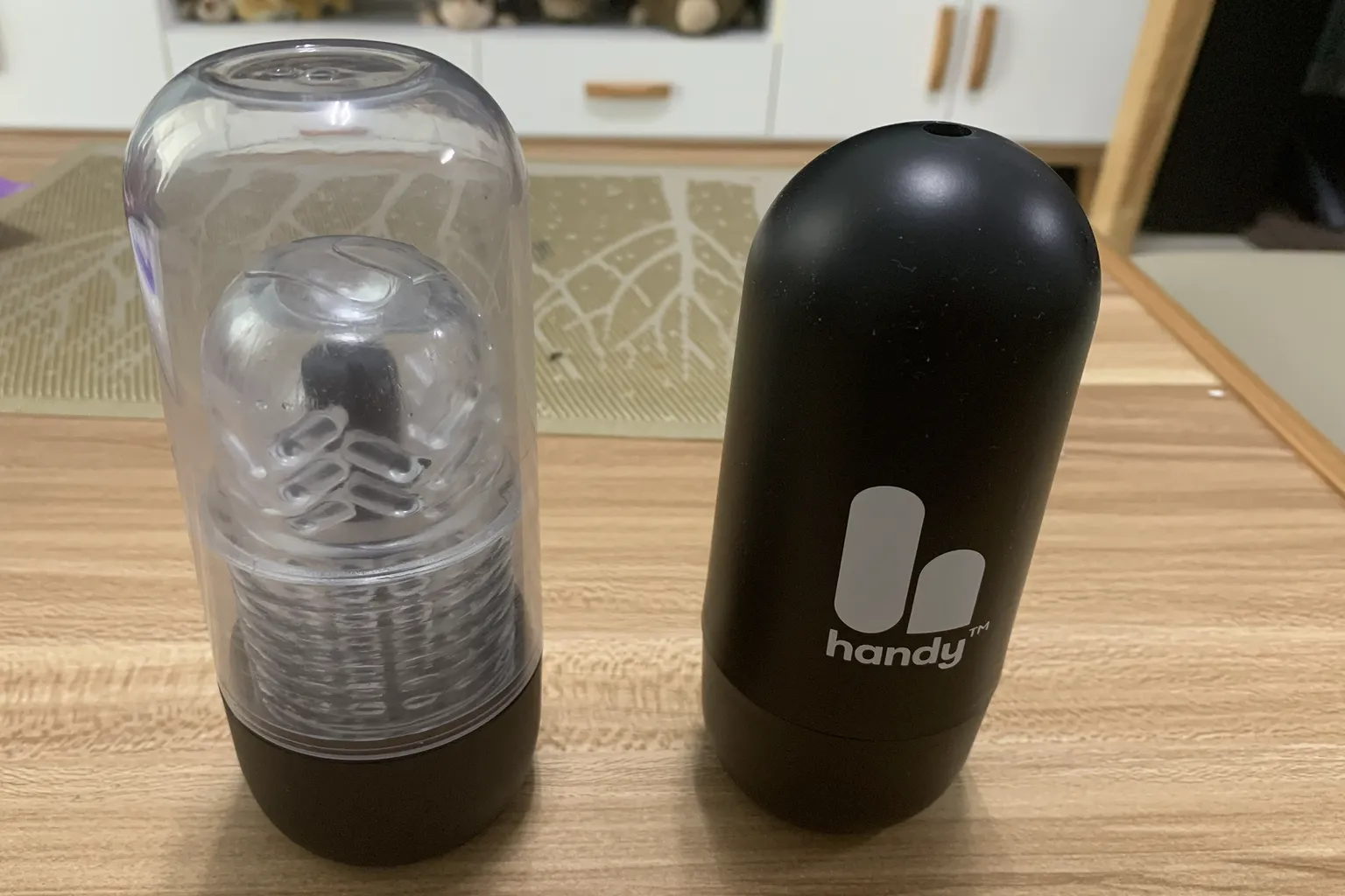 Comparaison de la sangle Velcro et du système de fixation entre The Handy 1 et The Handy 2 Pro.