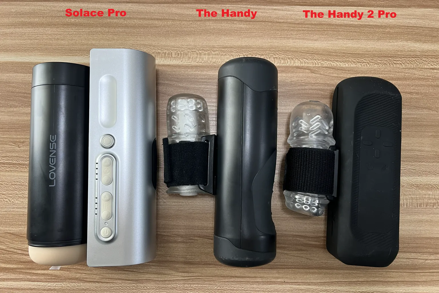Comparaison côte à côte du Lovense Solace Pro, du The Handy original et du The Handy 2 Pro, montrant leurs différences de taille, de forme et de fixation des manchons
