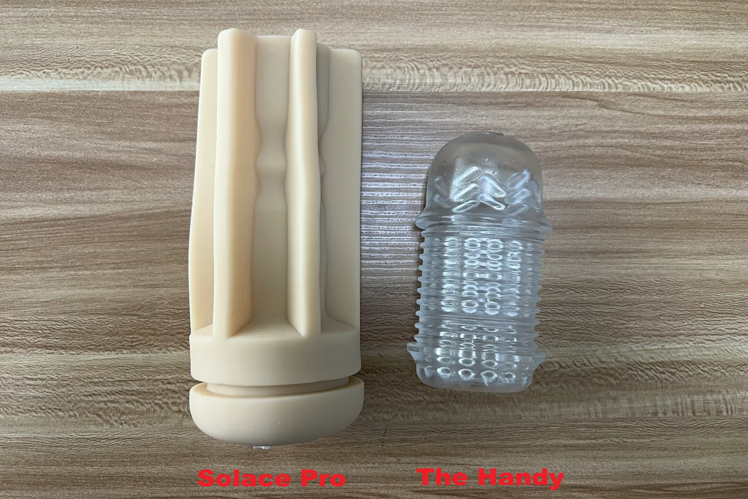 Comparaison du manchon en TPE beige du Lovense Solace Pro et du manchon transparent de The Handy, montrant leurs différences de longueur, de taille et de conception