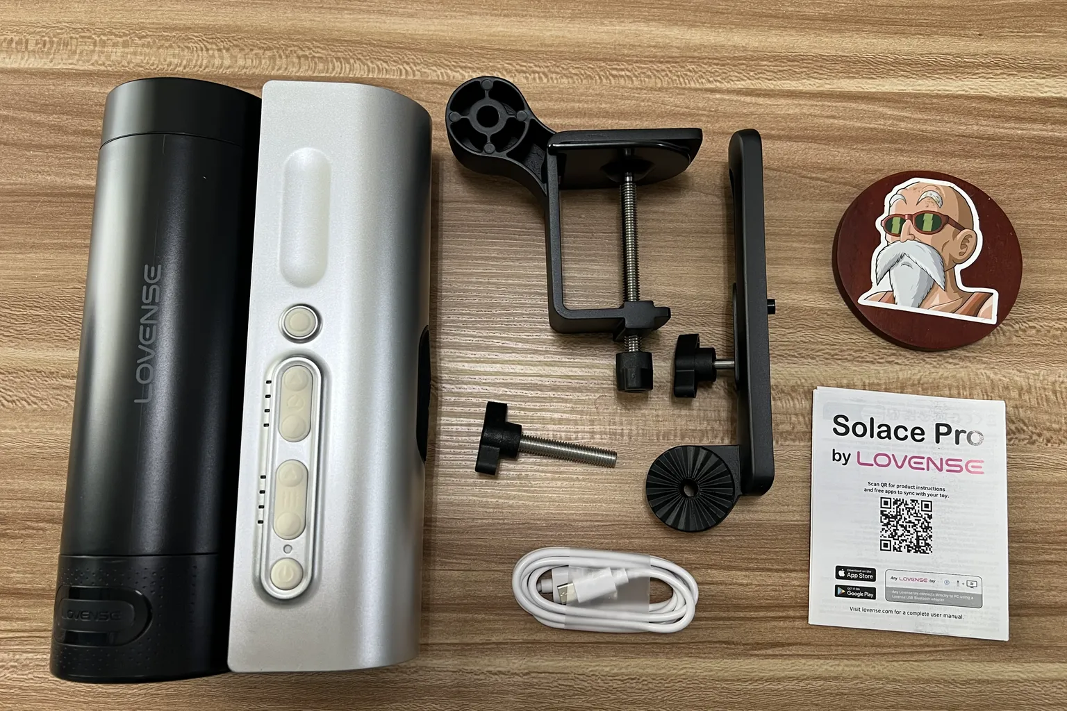 Contenu de la boîte du Lovense Solace Pro : appareil principal, support de fixation pour bureau, câble USB-C et notice d'utilisation