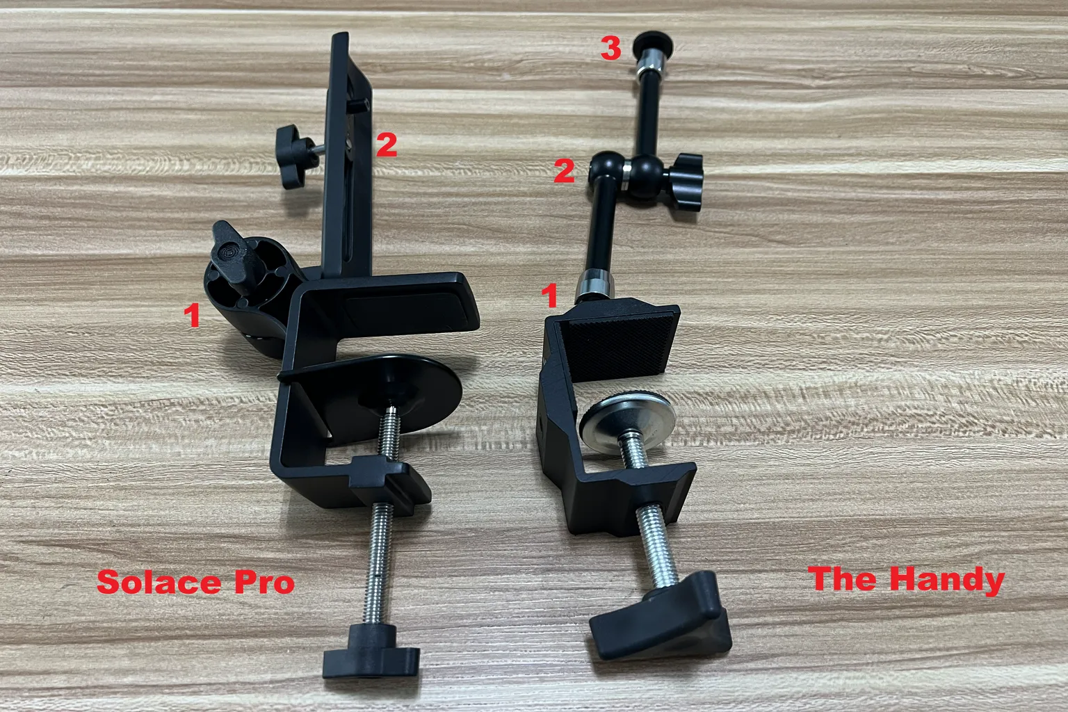 Comparaison du support de bureau fourni avec le Lovense Solace Pro et du bras articulé de The Handy, avec les différents points de réglage numérotés